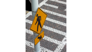 歩行者注意の看板