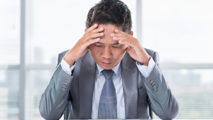 トラブルに悩む男性