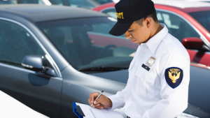 駐車場管理している男性